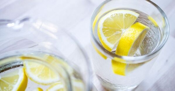 Dodavanjem soka od limuna u vodu lakše ćete se držati vodene dijete. 