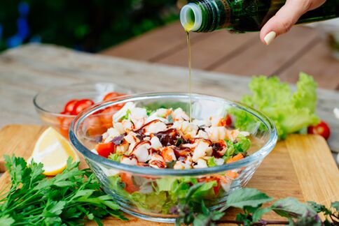 salata od začinskog bilja i povrća za pravilnu prehranu