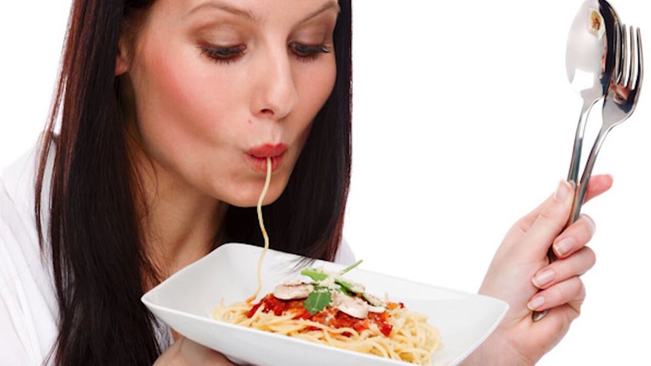 žena jede špagete za mršavljenje trbuha