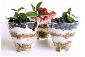 zobene pahuljice s jogurtom i bobičastim voćem za pravilnu prehranu i mršavljenje